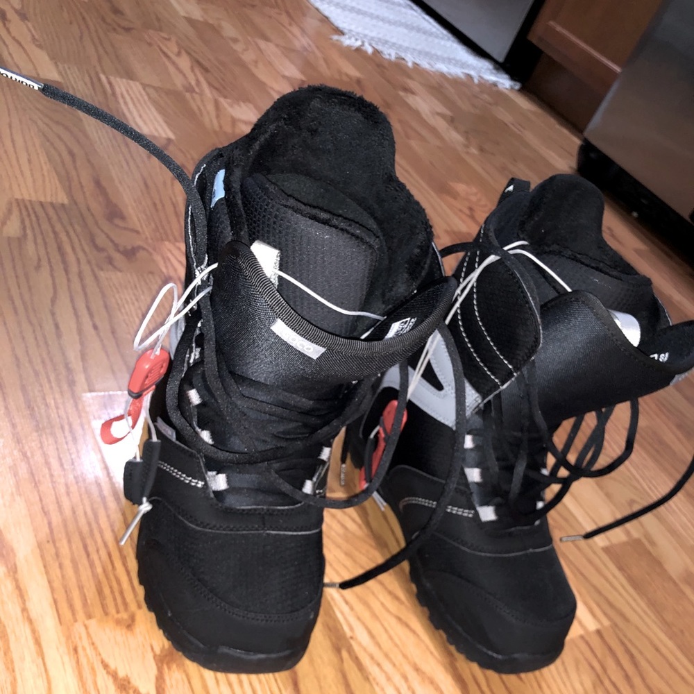 Women’s 9 Burton Snowboard boots - NWOT